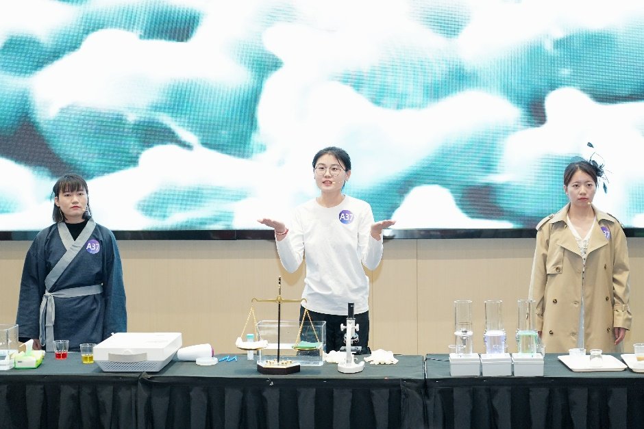 主要研究领域为光化学转换与功能材料